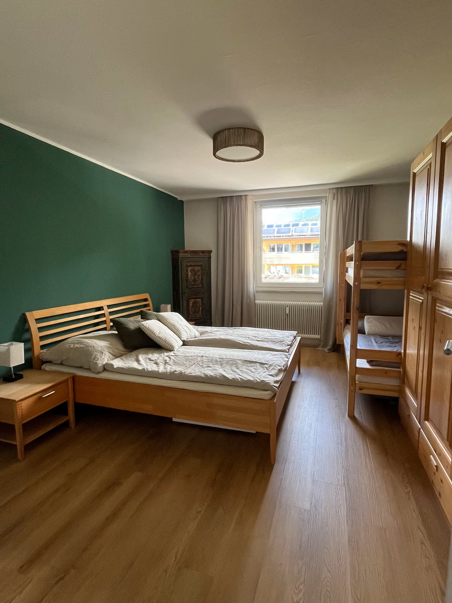 Schlafzimmer mit Doppelbett & Stockbett